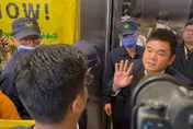 影/綠色和平闖立院要求排審《海保法》　莊瑞雄：找我抗議是搞錯對象