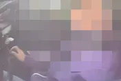 影/泊車點太威了！爛醉男停快車道睡覺　遭警破窗秒驚醒