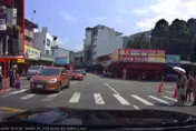 日月潭過馬路見行人地獄！車一輛接一輛「不讓就是不讓」　他怒檢舉警方這樣回