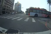 影/趕下班逆？公車司機見行人「粗暴叭叭叭」15秒片流出　他嗆：職業逼車仔