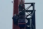 影/英最高雲霄飛車突發故障卡「72公尺高空」　遊客強風中緊握逃生梯扶手脫困