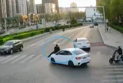 影/拒付266元停車費！頂著收費員狂飆7公里　網怒：車裡還坐著孩子