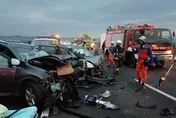 國3清晨連環車禍！撞擊猛烈「玻璃、鈑金變形」　5大2小急送醫