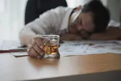 加班後喝一杯放鬆險喪命！男子酒醉「這件事」直送加護病房搶救13天