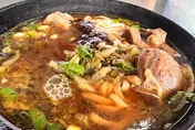 影/驚見在地美食！人氣牛肉麵店「地上肉撿回去滷」　老闆強調：肉會洗完再煮