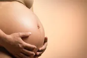 龍鳳胎女兒非丈夫親生！妻喊冤「沒和別人同房」　醫院這麼回...