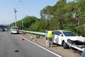 快訊/台中清水2車「180度旋轉」國道車禍！不明車輛不當變換車道釀災　5人送醫