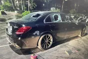 影/想揪出小王痛扁卻出槌！莽男撂人狠砸百萬賓士後驚覺「不是這台」　這下慘了