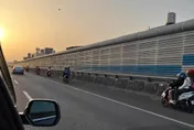集體闖國道！5輛白牌重機雙載騎路肩　汽車駕駛全看傻　網：收到一張6千就清醒