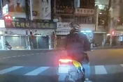 影/騎士違規打方向燈遭警開罰　下秒試圖搶單慘遭警壓制