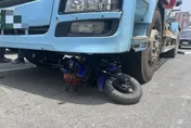 快訊/八里水泥預拌車吞電動自行車　騎士乘客2人骨折送醫急救