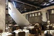 吃到一半「天」塌了！港酒樓天花板突崩狠砸　疑「米奇」啃咬釀禍