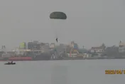 影/提升特戰部隊特種地形跳傘能力　今、明在大鵬灣執行海上跳傘訓練