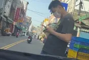 影/湖口市場驚現拉車門怪客！　臨停媽媽嚇壞反遭酸爆：違規多多