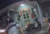 影/作賊心虛！阿北見警車闖紅燈光速逃　警追到家翻出海洛因
