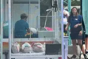 糗爆！鑽進娃娃機偷獎品　少年受困出不來竟要出動多人救援