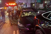 影/疑似開車不專心！新北林口公車追撞等紅燈3車　1人送醫