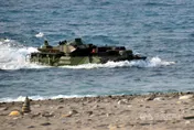 AAV7兩棲突擊車「首次破浪登陸台東海灘」　釣客超驚喜