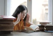 精神分裂產生幻覺！女星「思覺失調症」流落街頭　醫曝4大症狀要當心
