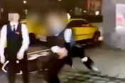 北市醉男半夜東區街頭暴走　失控咆哮踹車嗆警遭壓制管束