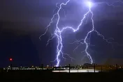 快訊/大雷雨轟炸！長榮、星宇3班機全遭雷擊　平安降落檢修中