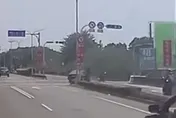 影/台南轎車快車道鬼切！騎士慘遭擊落噴飛5米遠　網罵：這種腦能開車？