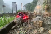 影/巨石跟車身一樣大！苗62線坍方「落石瀑布」1秒將車變廢鐵　他幸運輕傷脫困