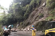 影/豪雨狂襲台中！落石挾泥沙滾下　雪山交通中斷搶修中