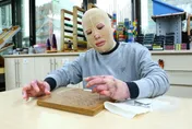 KTV女遭潑湯毀容別以為沒事！曾有妙齡女全身燒傷！外觀全變　淚憶往昔忍痛復健重生