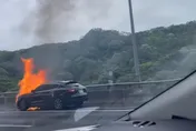 快訊/國1南向林口段驚傳火燒車　瑪莎拉蒂車頭竄燒冒3公尺烈焰