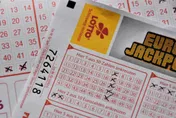 養牌11個月就中3次獎　美國男子抱回460萬彩金開心偕妻度假