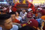 影/大甲媽遶境　顏清標扶轎喘不過氣　剛出廟埕急拉顏寬恒接手