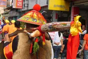 大甲媽遶境/媽祖遶境必備角色！「報馬仔」領駕出巡、全身裝備藏玄機