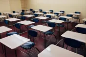 英國代課老師為追求刺激　教室內大拍「自嗨色情片」被網友譙翻