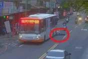 逃不掉！中和少年騎機車追尾公車　警到場抓包是土城當鋪槍手