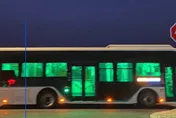 影/「鬼公車」來了！上海公車深夜冒綠光　嚇壞一票網友：在拍恐怖片？