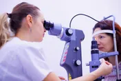 驚悚！她痔瘡復發未就醫　病況惡化「左眼流膿、視線模糊」慘遭摘除