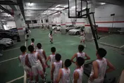 停車場的籃球奇蹟！雨天躲停車場苦練「灰頭土臉」不在乎　武林國小攀全國顛峰