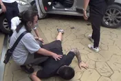 台中肉商淪毒蟲！遭警狼狽拖出車外壓制　毒品撒滿地