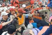 大甲媽遶境/88歲輪椅阿嬤排隊鑽轎　清水警肉身擋鞭炮助她完成祈福心願