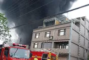 影/桃園八德布工廠竄惡火幸無人傷亡　現場濃煙蔽天畫面曝光