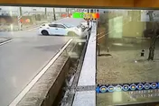 影/台南車禍釀3傷！轎車90度側翻卡電桿　撞擊影像曝光