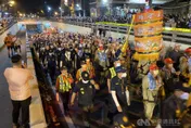 大甲媽遶境/白狼不為難顏清標！600警壓境　大甲媽鑾轎5min過「一級戰區」