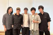 周星馳合體五月天！驚喜合照曝光　首張單曲一炮而紅