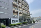 快訊/新店摩鐵驚爆命案！2女「交疊坐樓梯」明顯死亡　清晨被男伴載入房