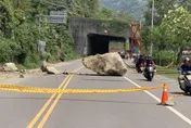 台6線苗栗公館磺坑路巨石掉落！幸未砸到人、僅單線通行