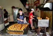 台南「百年油條」熄燈！多家小吃名店合作中止　老闆無藏私願開班