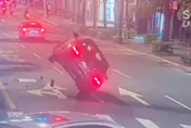 影/失控片！北市轎車自撞側飛烏龜翻　男食指斷送醫