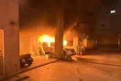 透天民宅火燒車！8人急逃生　台南清晨莫名大火…警消出動「23台車＋52人」撲滅
