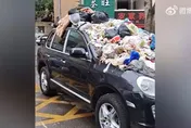 影/「1人1包垃圾」教訓！保時捷「拔車牌」違停消防通道　網友讚：幹得漂亮